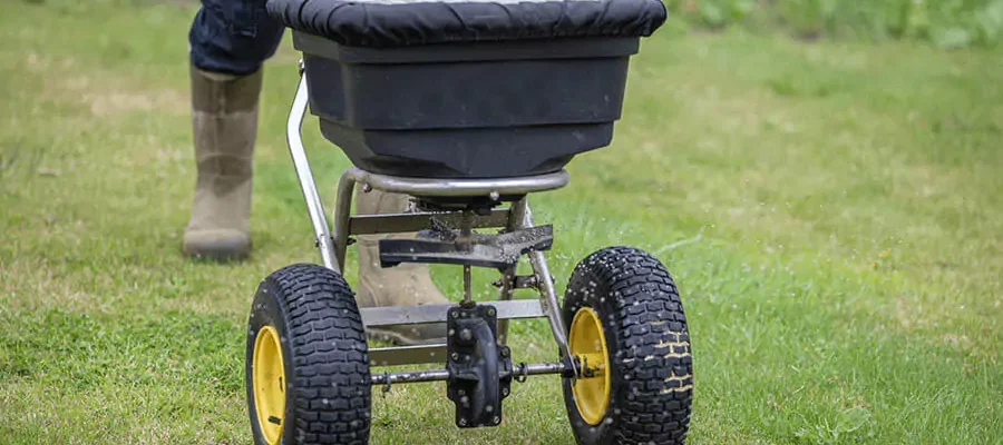 Fertilizing lawn by helping with fertilizing machine