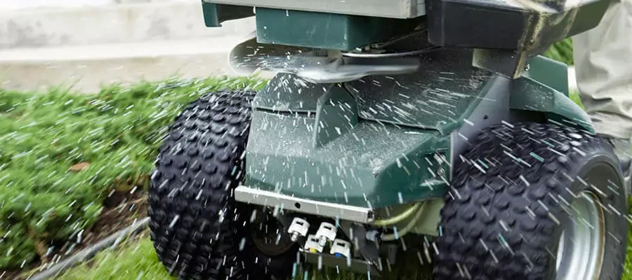 Fertilizing lawn by helping with fertilizing machine